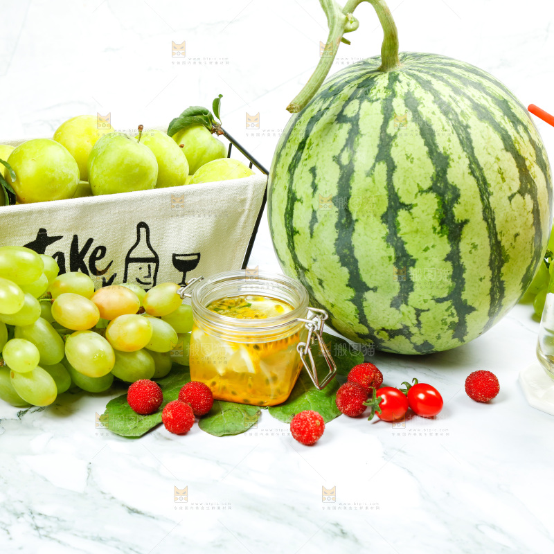 浅底上摆放着水果组合