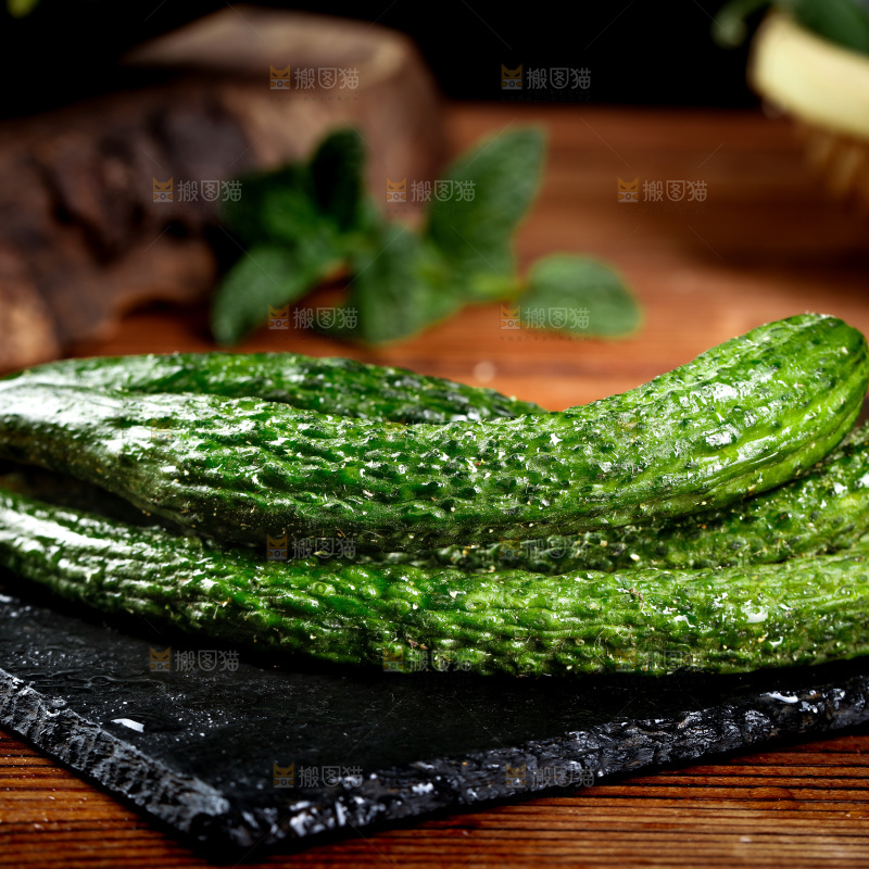 深底上摆放着黄瓜妞