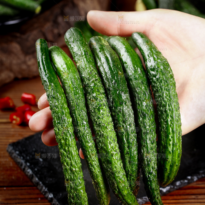 手里拿着黄瓜妞