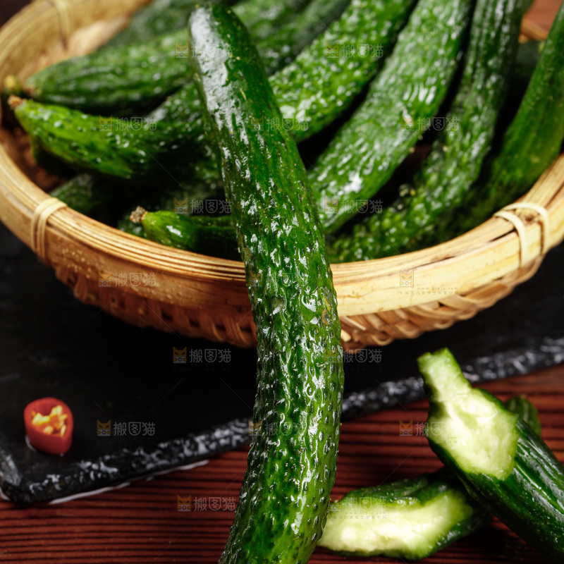 篮子里装着小黄瓜仔