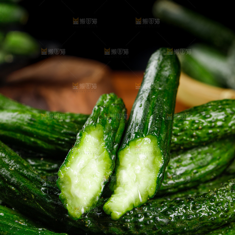 碟子里装着黄瓜仔