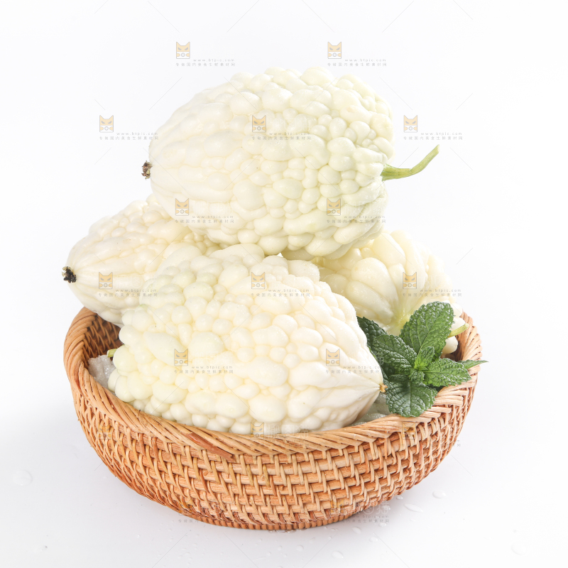 篮子里装着苹果苦瓜