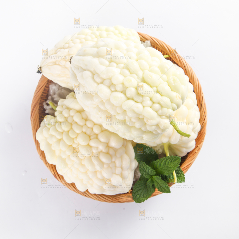 篮子里装着苹果苦瓜
