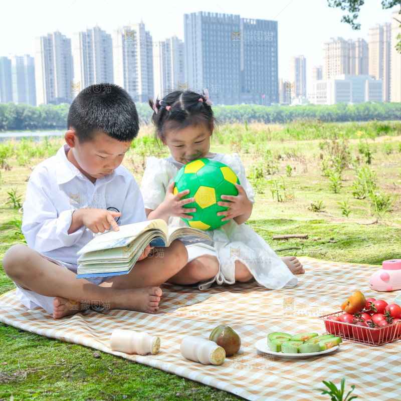 小孩子正在游玩
