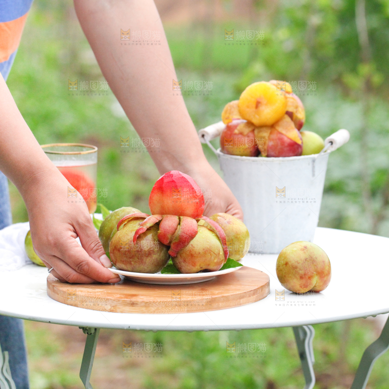 桌子上摆放着一盘青脆李