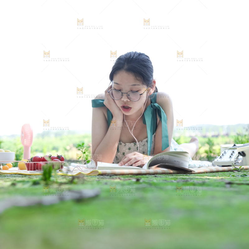 女孩子正在看书