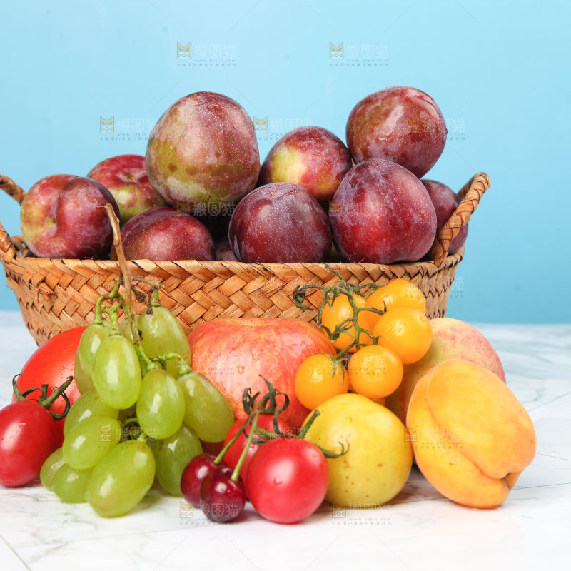 浅底上摆放着水果组合