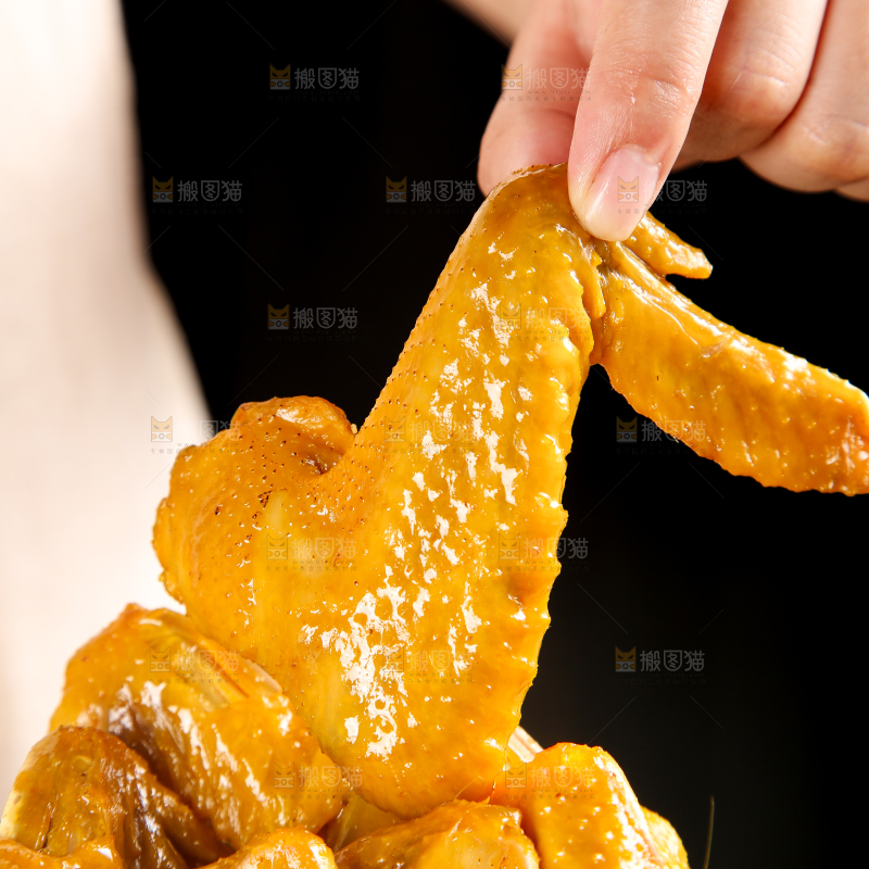 手里拿着鸡翅膀