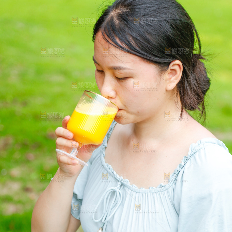 女孩正在喝芒果汁