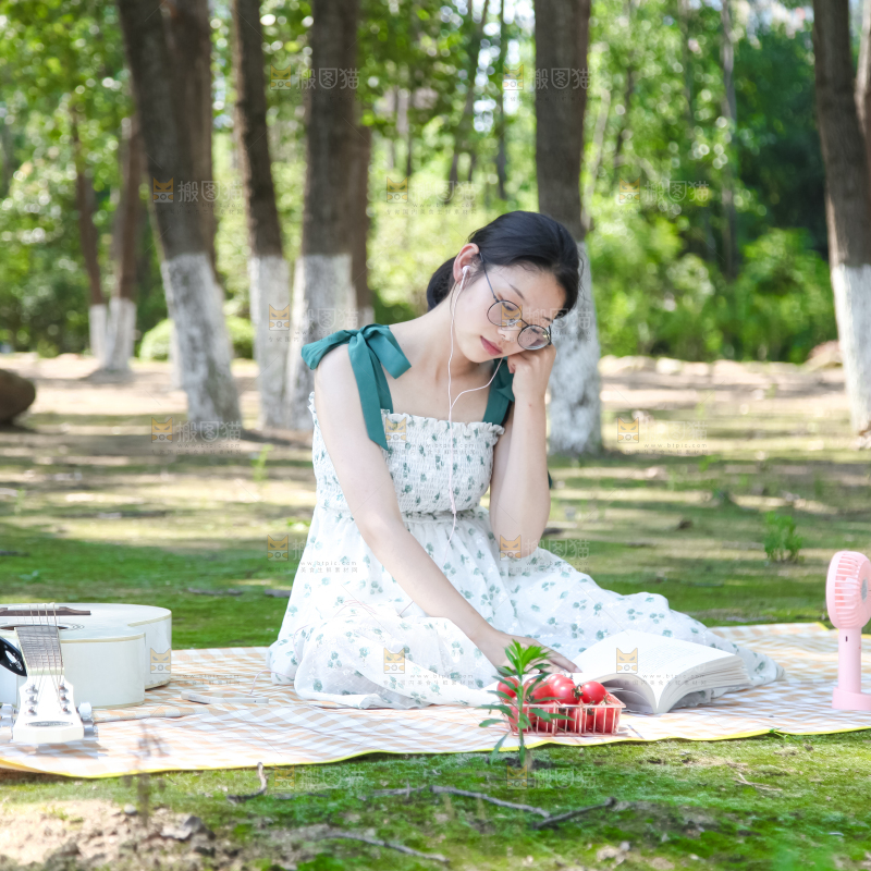 女孩子正在看书