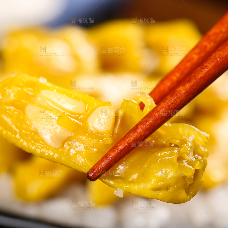 筷子夹着一块鸡脚筋