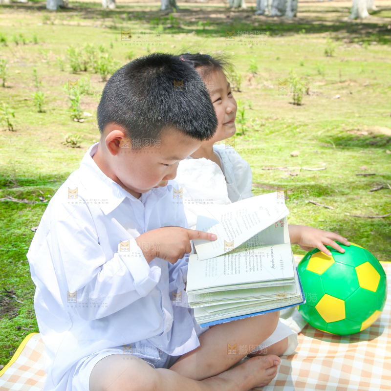 小孩子正在游玩