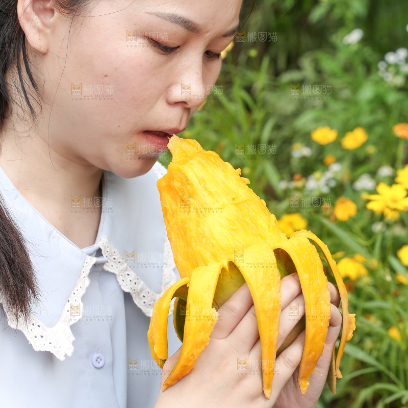 女孩正在吃芒果