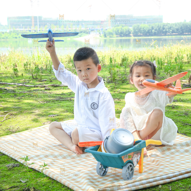 小孩子正在玩耍