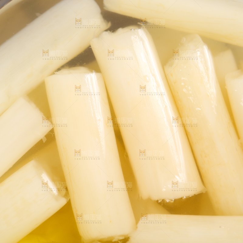 碟子里装着泡椒藕带