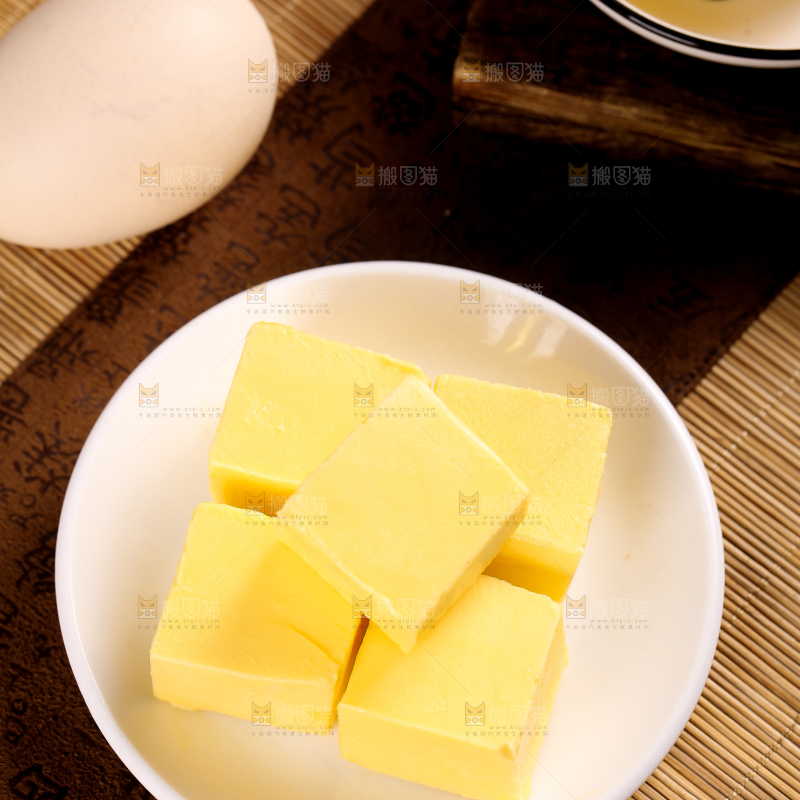 碟子里装着发酵黄油