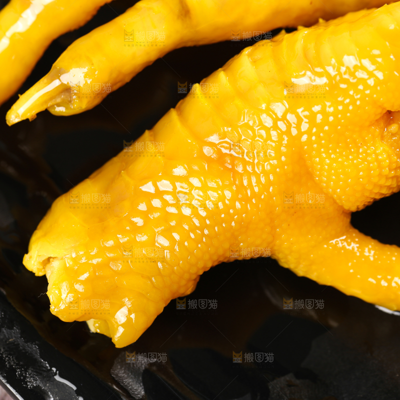 盘子里装着鸡爪