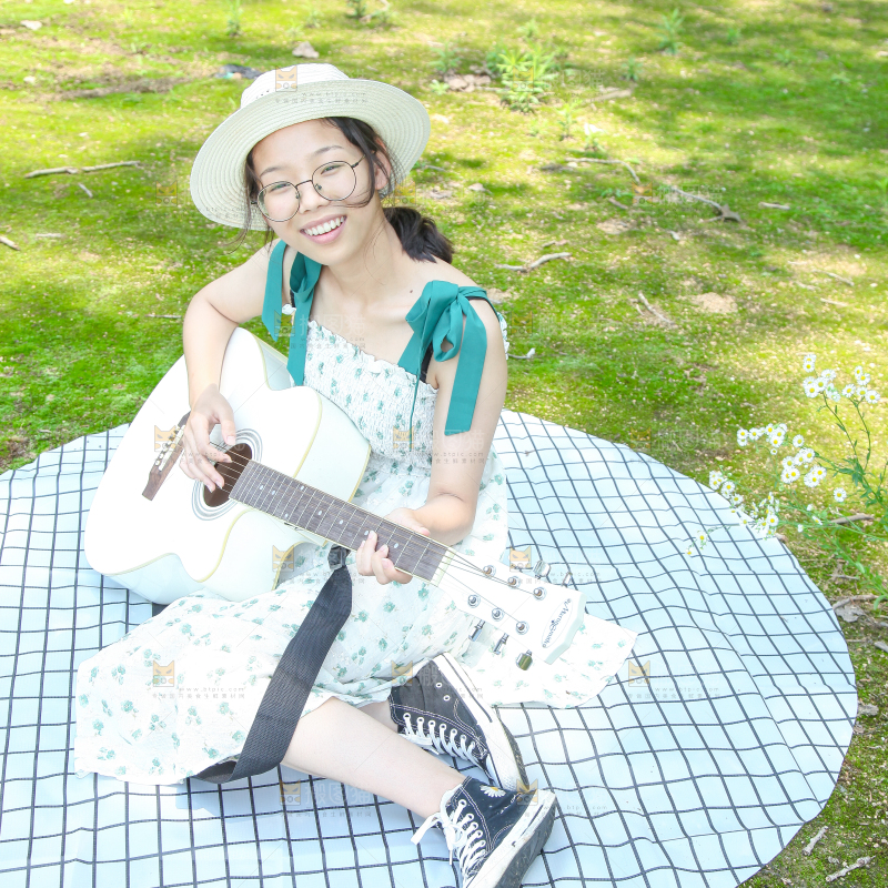 女孩正在弹吉他