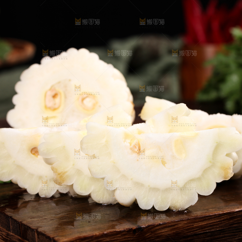 木底上摆放着台湾苹果苦瓜