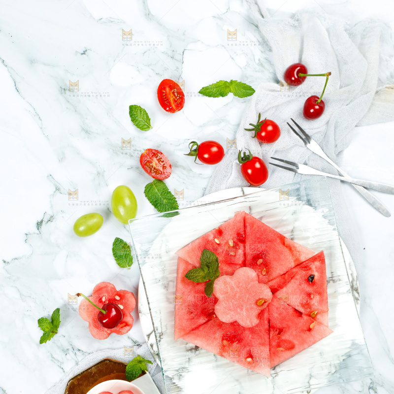 浅底上摆放着水果混合