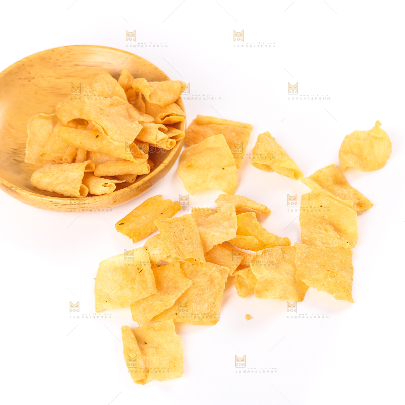 白底上摆放着膨化薯片