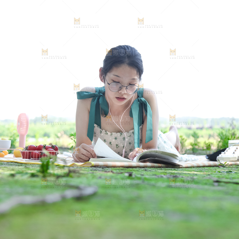女孩子正在看书