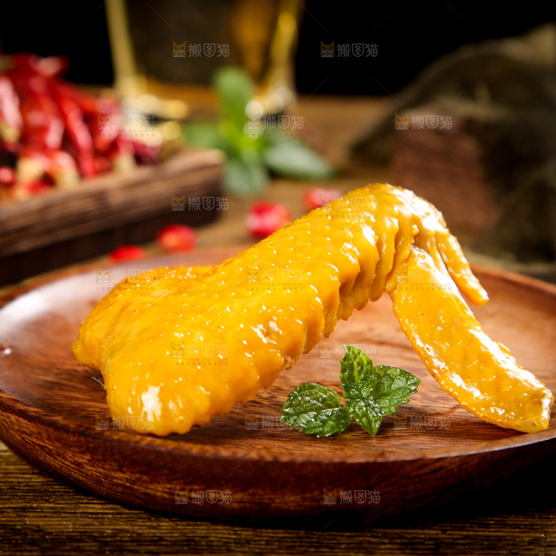 碟子里装着盐焗鸡翅
