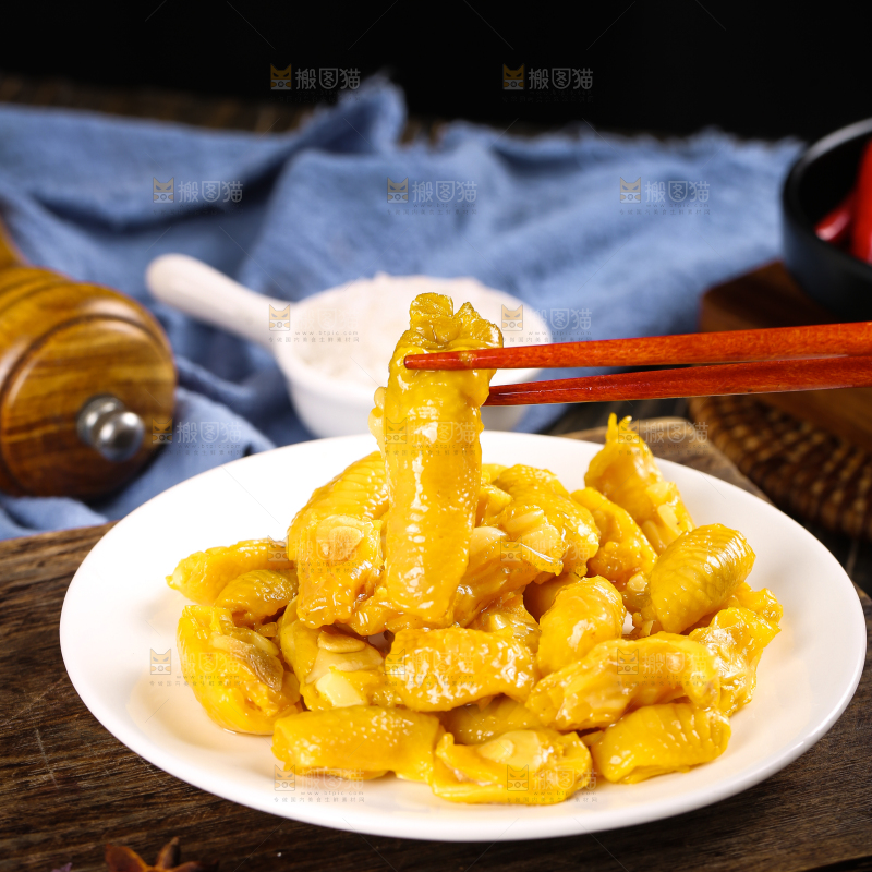 盘子里装着鸡脚筋
