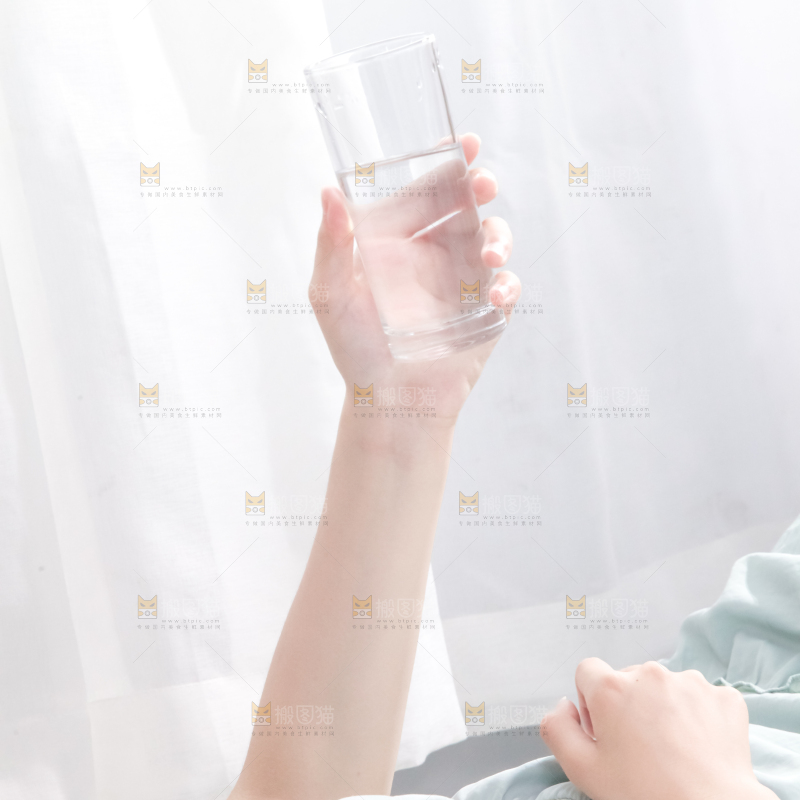 手里拿着一杯水