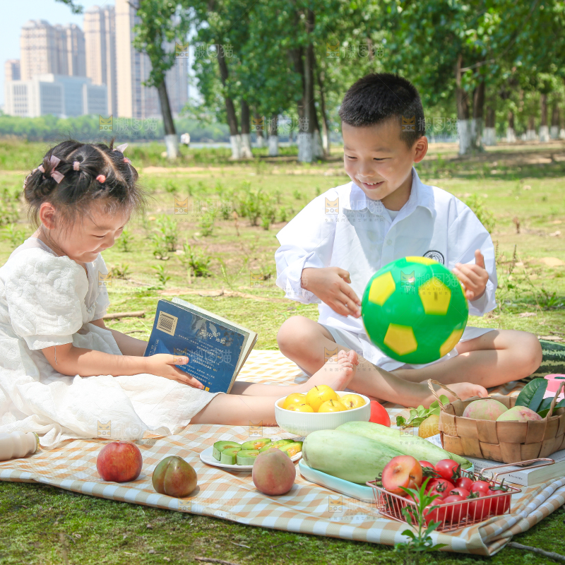 小孩子正在游玩