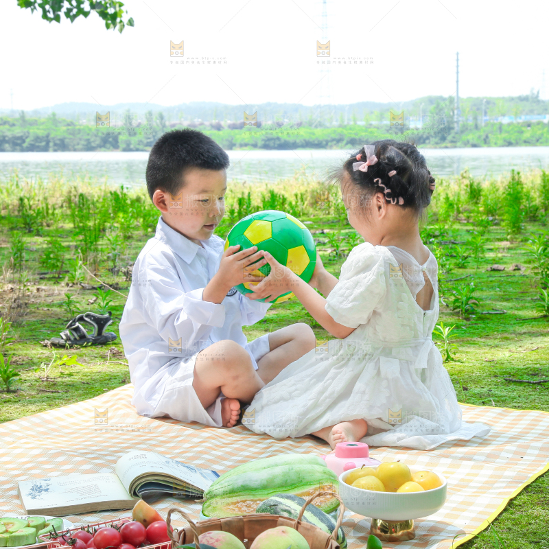 小孩子正在游玩