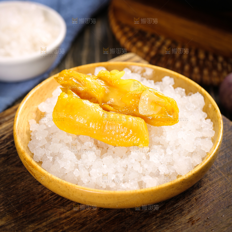 碟子里装着盐焗鸡脚筋