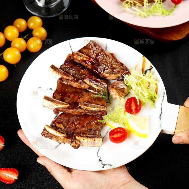 盘子里装着香煎牛肋骨