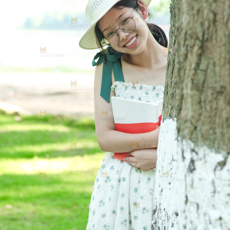 女孩正在看书