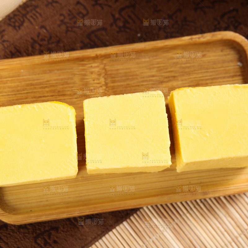 碟子里装着黄油块