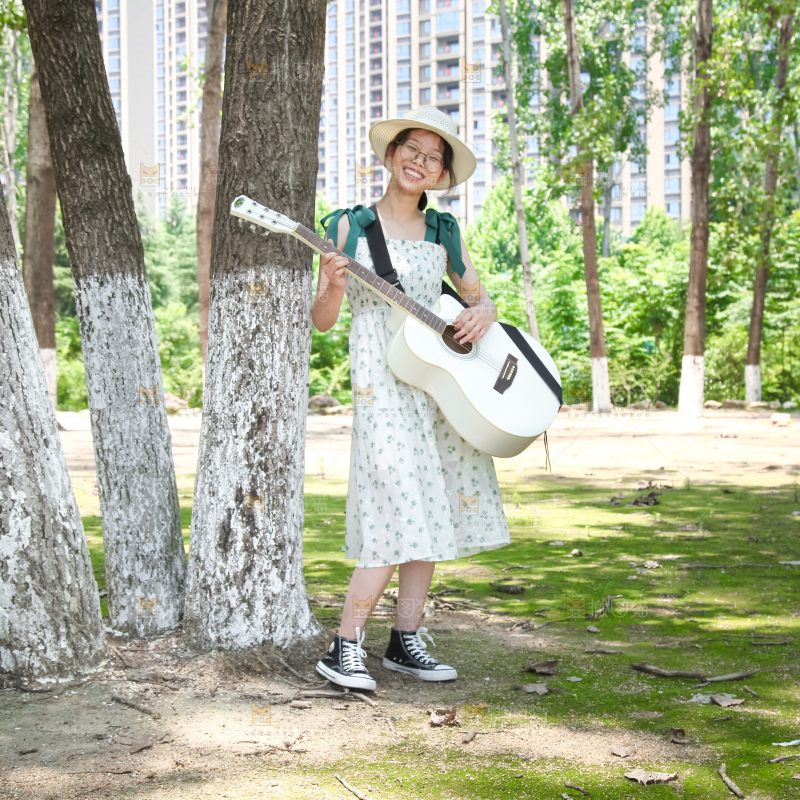女孩正在弹吉他