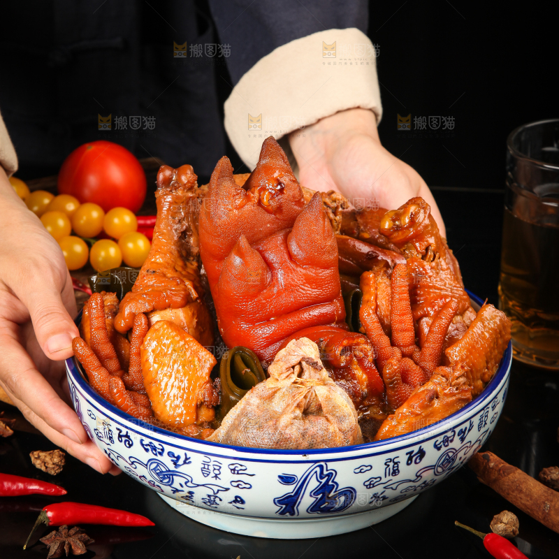 汤碗里装着卤猪蹄和鸡腿