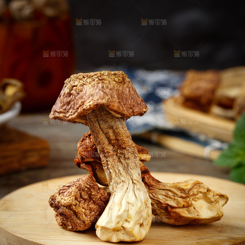 木板上和着姬松茸