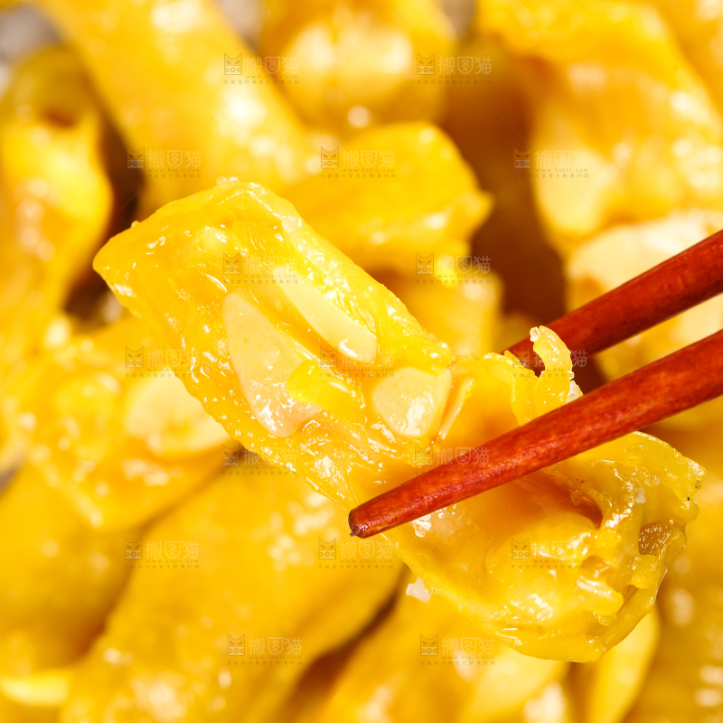 筷子夹着一块鸡脚筋