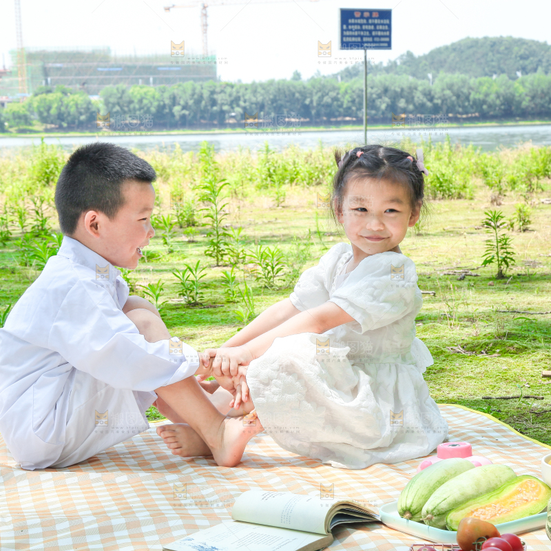 小孩子正在游玩