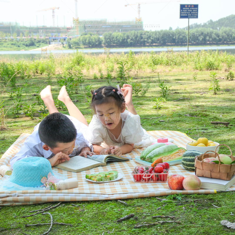小孩子正在玩耍
