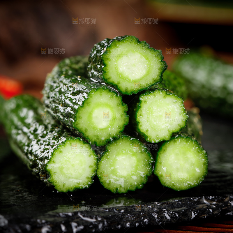 黑底上摆放着黄瓜妞