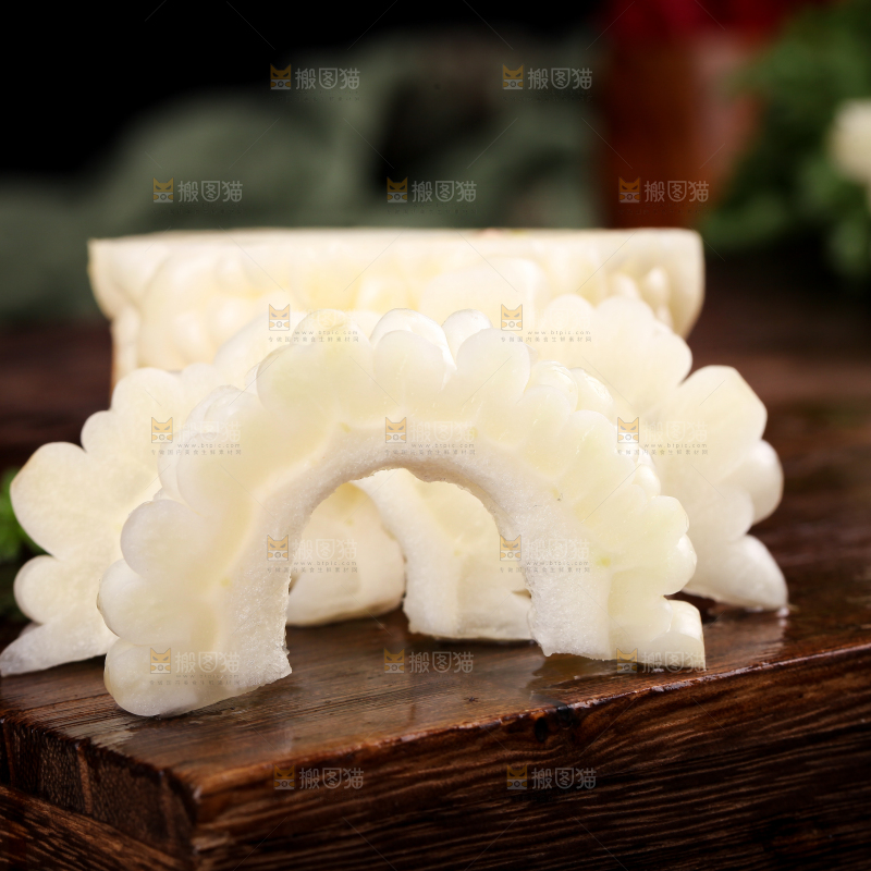 深底上摆放着苹果苦瓜