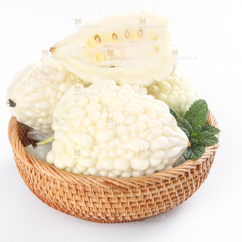 篮子里装着苹果苦瓜