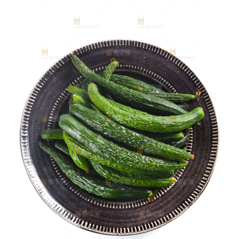 碟子里装着黄瓜仔