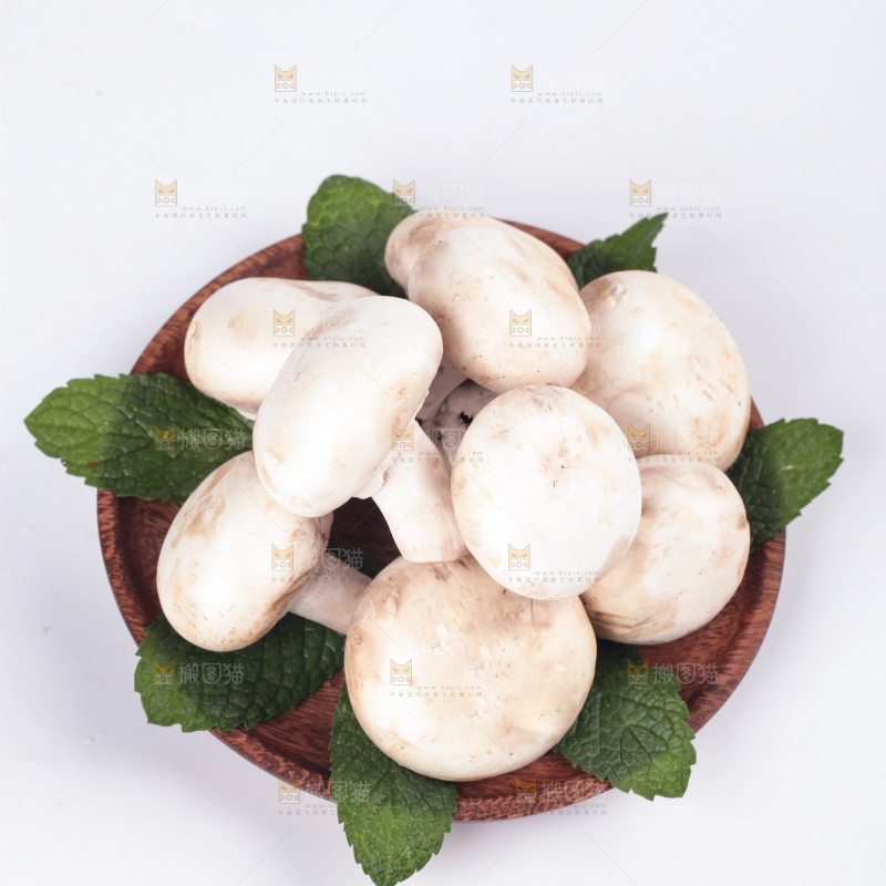 盘子里装着新鲜白蘑菇