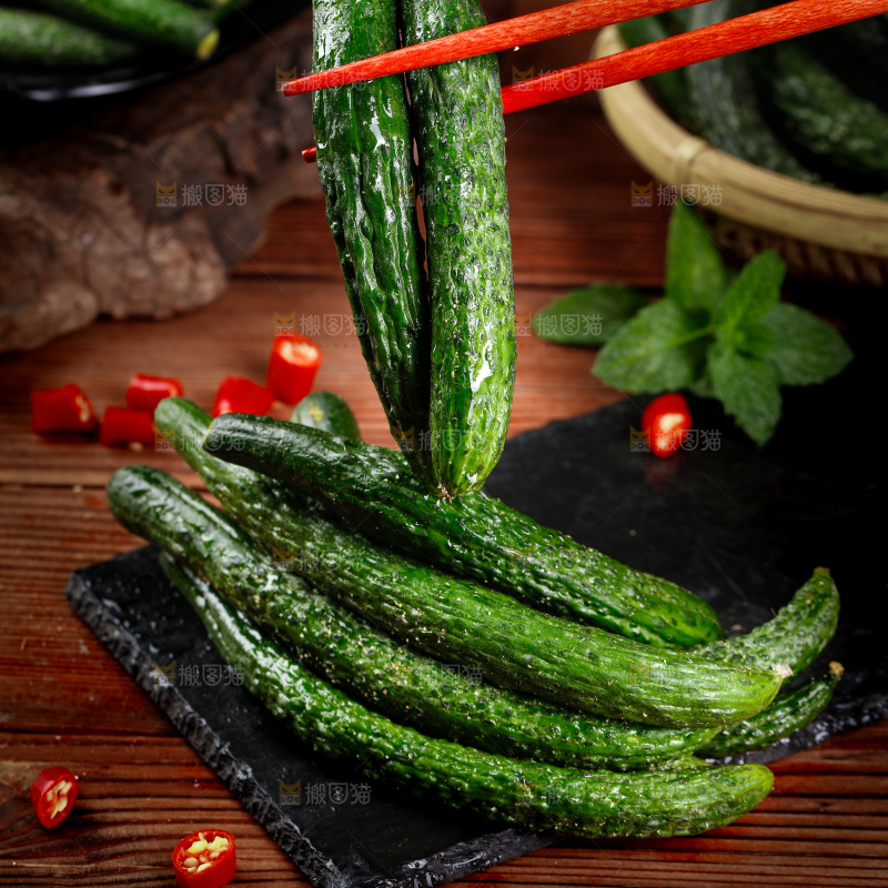 筷子夹着小黄瓜