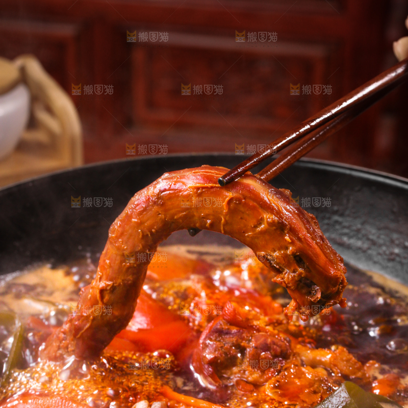 锅里装着正在卤鸭脖