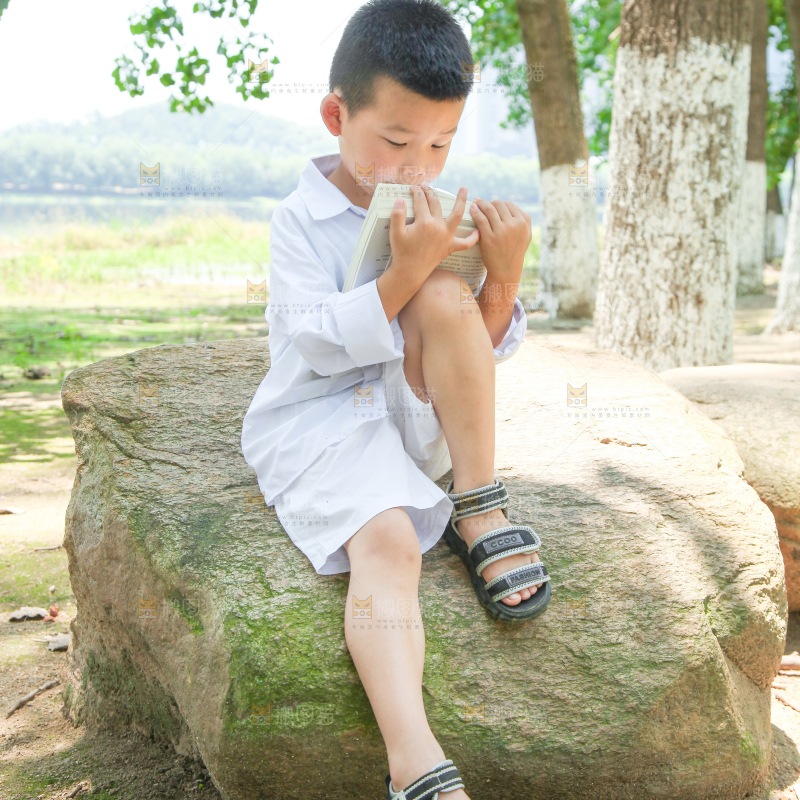 小男孩正在看书