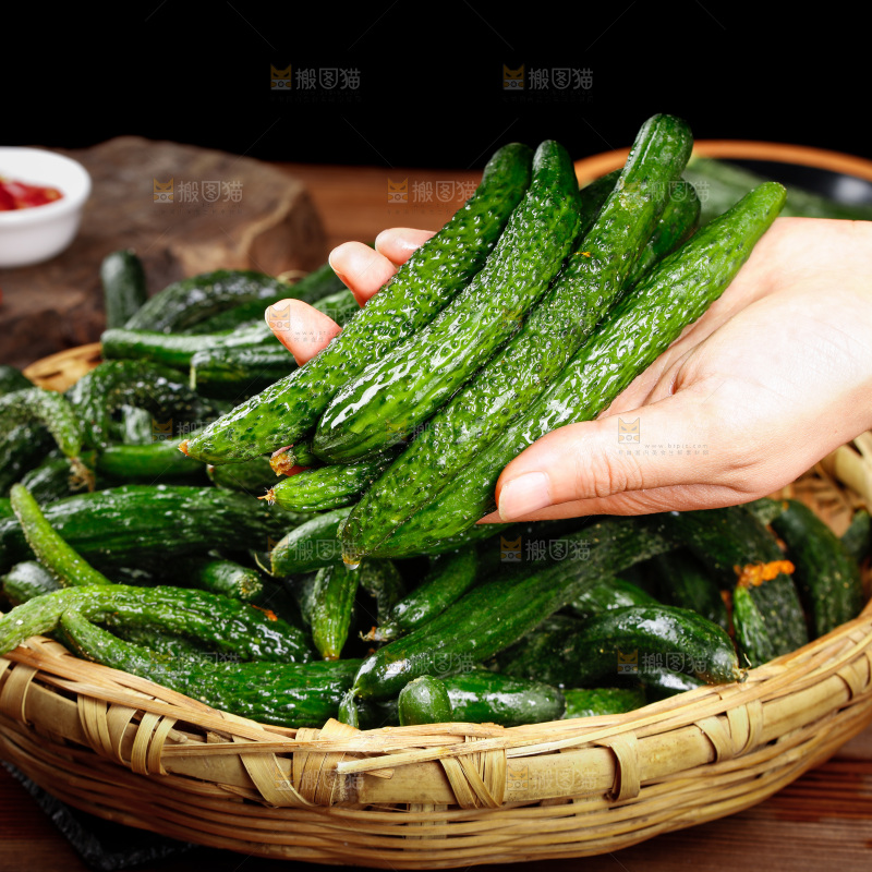 手里拿着小黄瓜仔